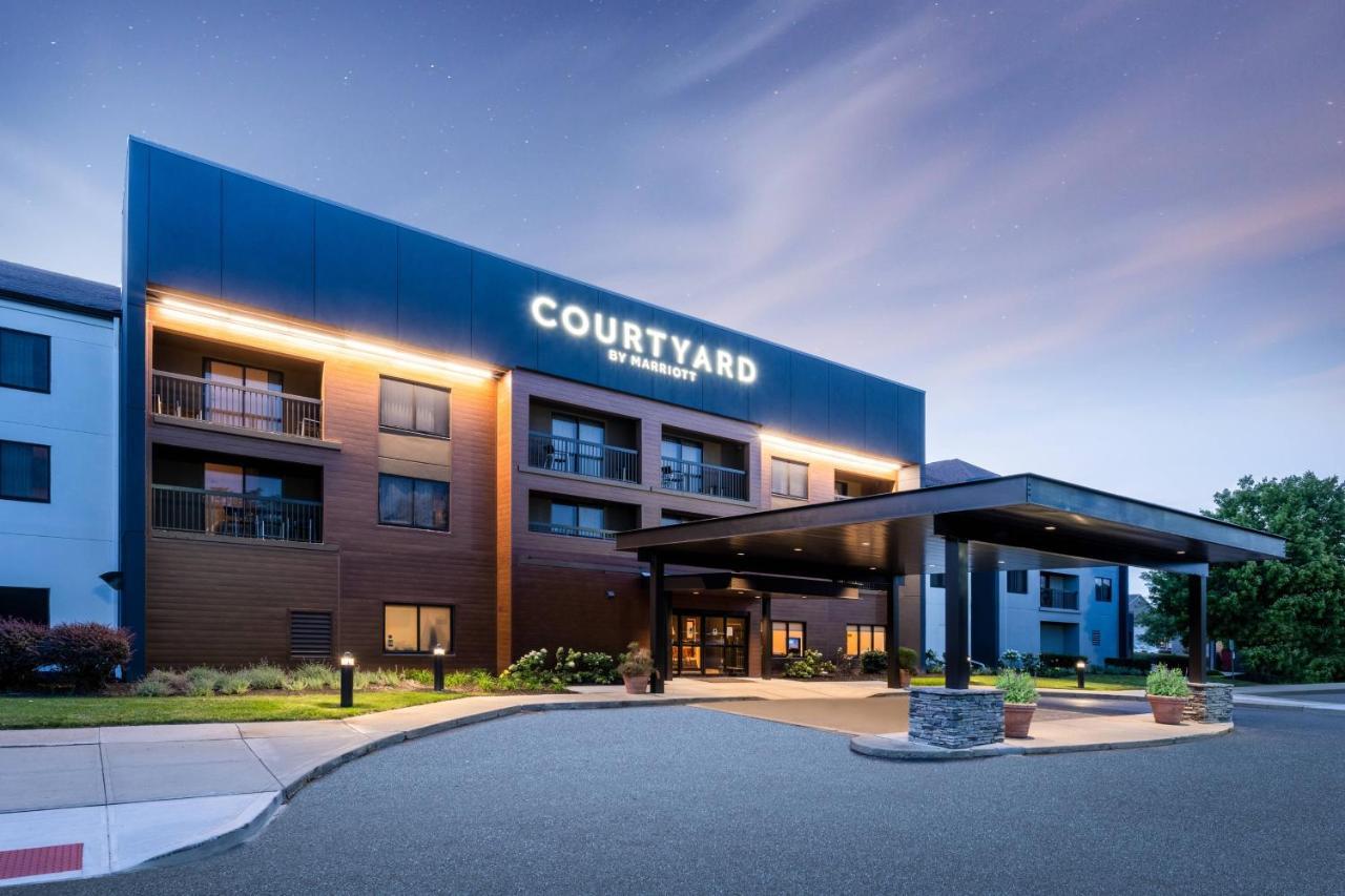 Courtyard Columbus Airport Hotel Exterior photo