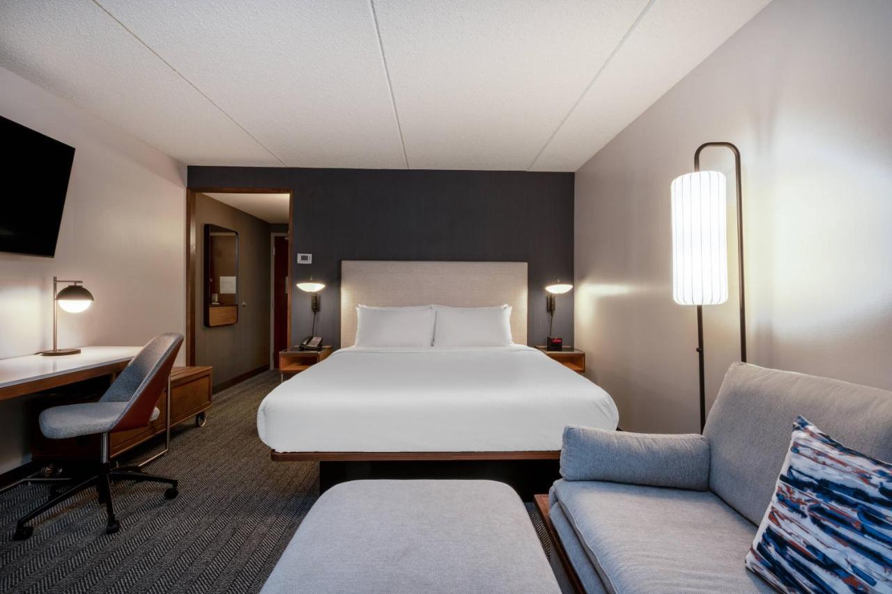 Courtyard Columbus Airport Hotel Exterior photo