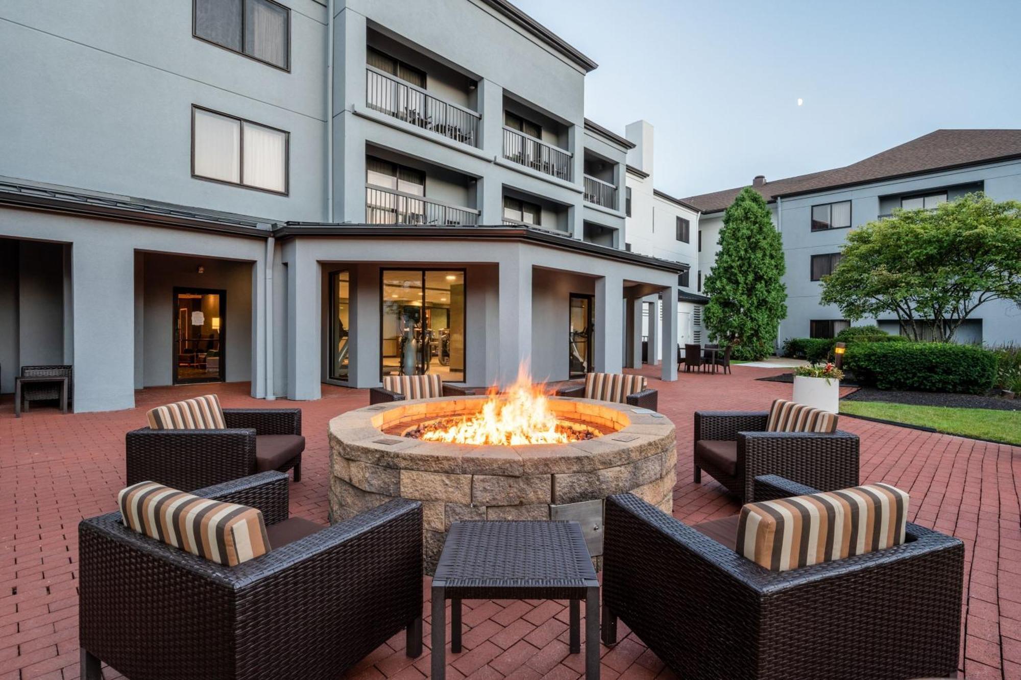 Courtyard Columbus Airport Hotel Exterior photo