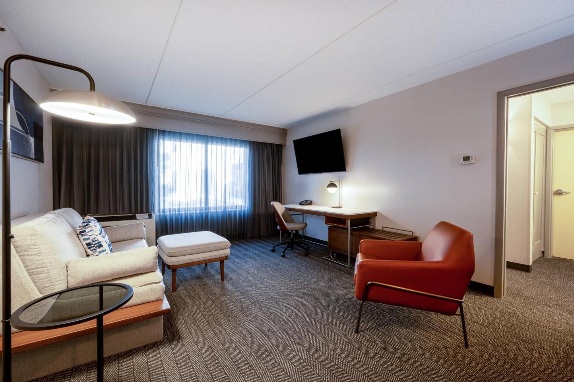Courtyard Columbus Airport Hotel Exterior photo