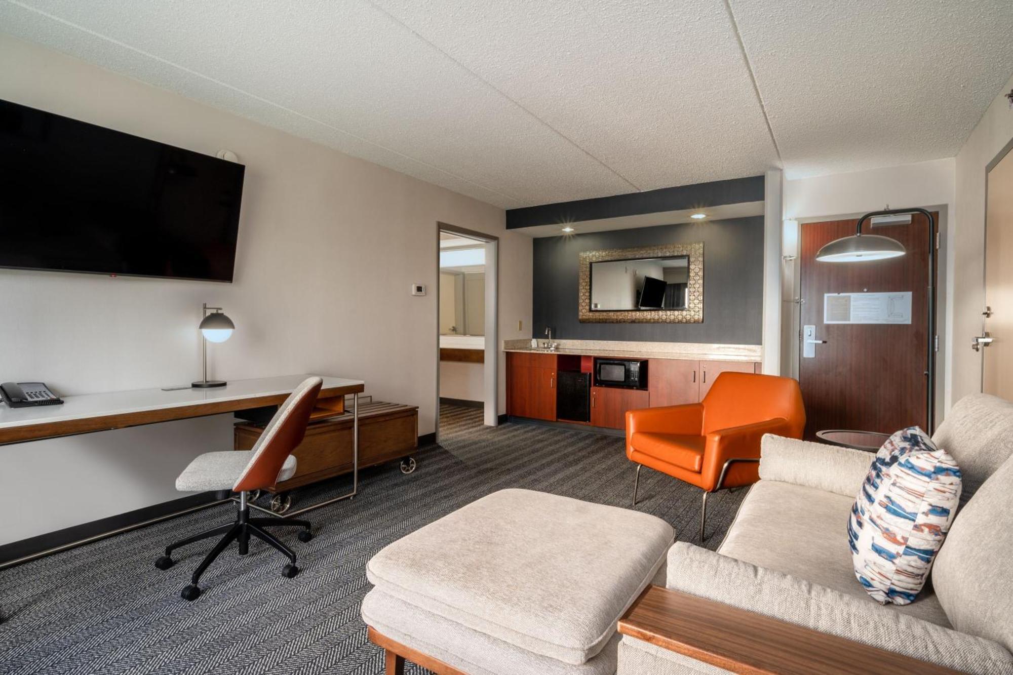 Courtyard Columbus Airport Hotel Exterior photo
