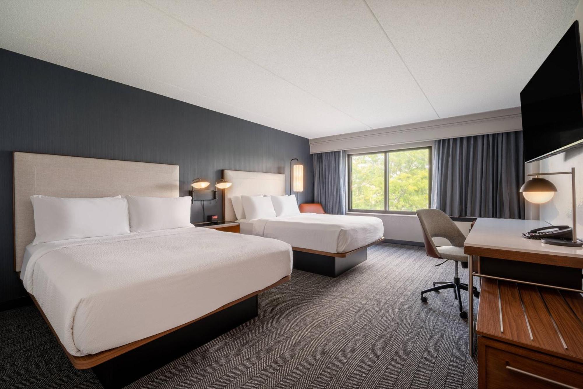 Courtyard Columbus Airport Hotel Exterior photo