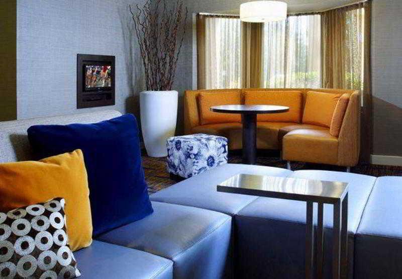 Courtyard Columbus Airport Hotel Exterior photo