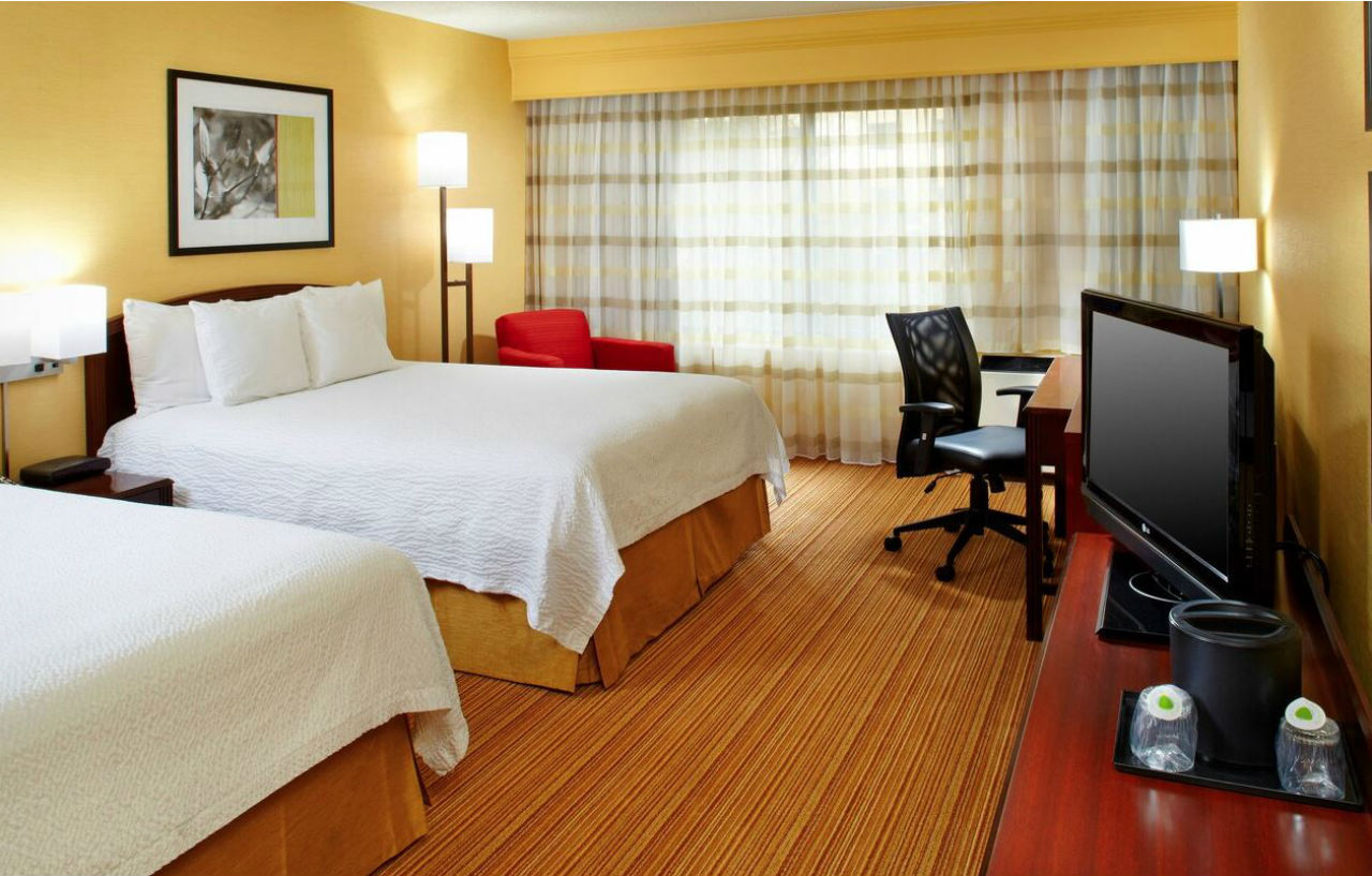 Courtyard Columbus Airport Hotel Exterior photo